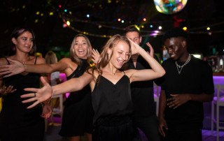 persone della vita notturna che si divertono nei bar e nei club 23 2149088604 - LeibTour: TOP aparthotels in Ibiza